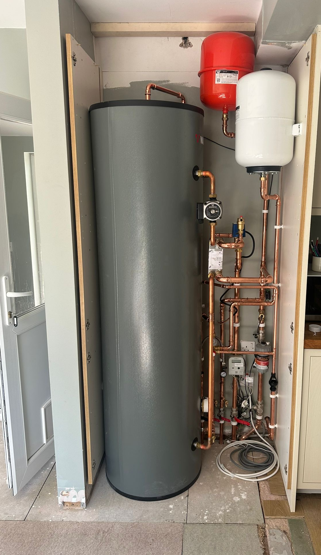 Cylinder installation